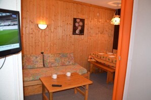Living area - 300m from resort center, 5th floor, view mountain, balcony, tv, ski locker, 28m², Les Menuires (Les Menuires)