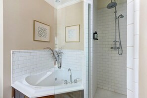 Badewanne, Haartrockner, Handtücher, Seife
