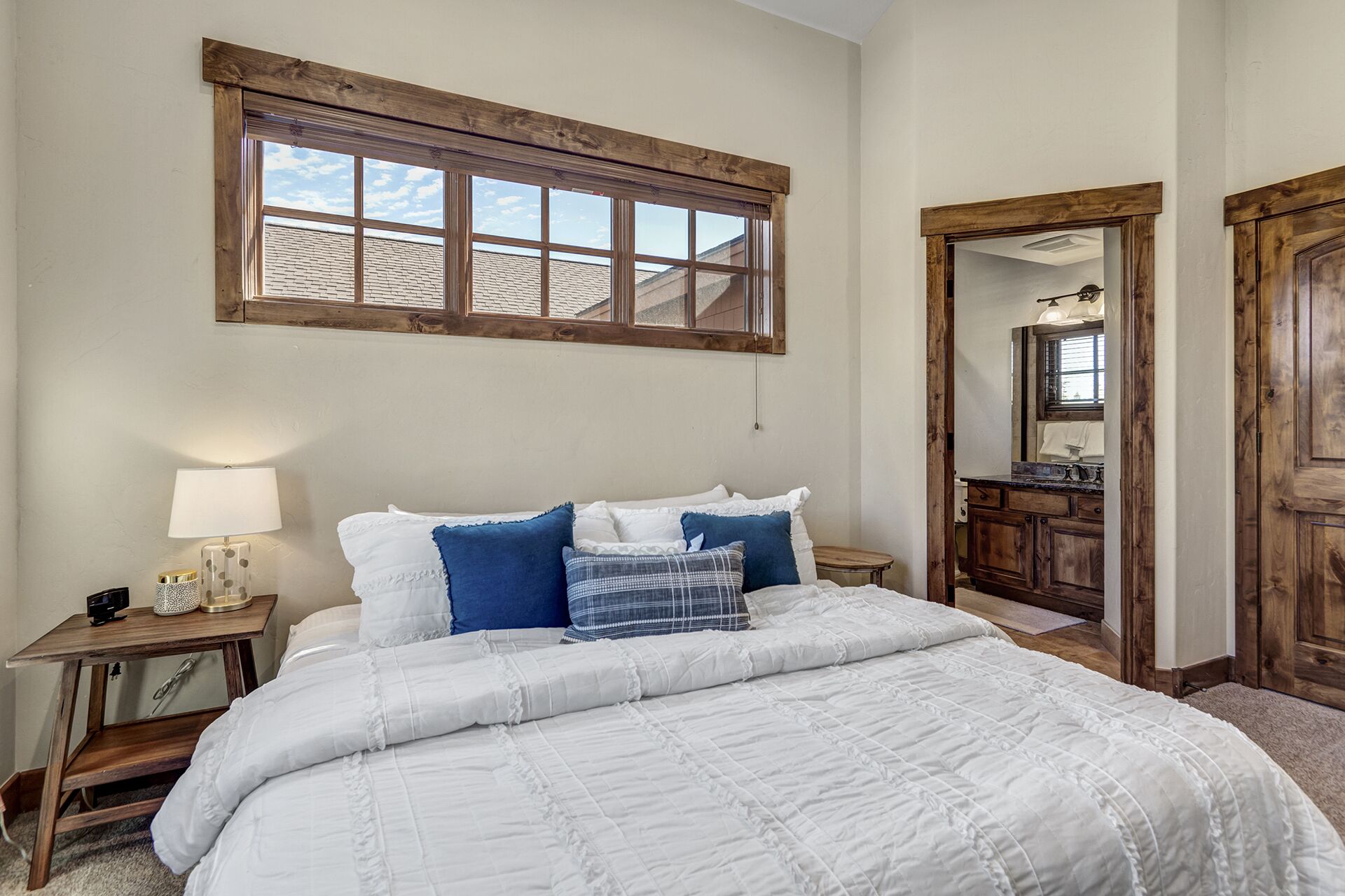 3 bedrooms, desk, internet, bed sheets