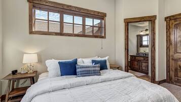 3 bedrooms, desk, internet, bed sheets