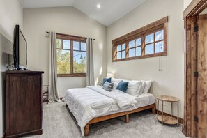 3 habitaciones, escritorio, internet y ropa de cama 