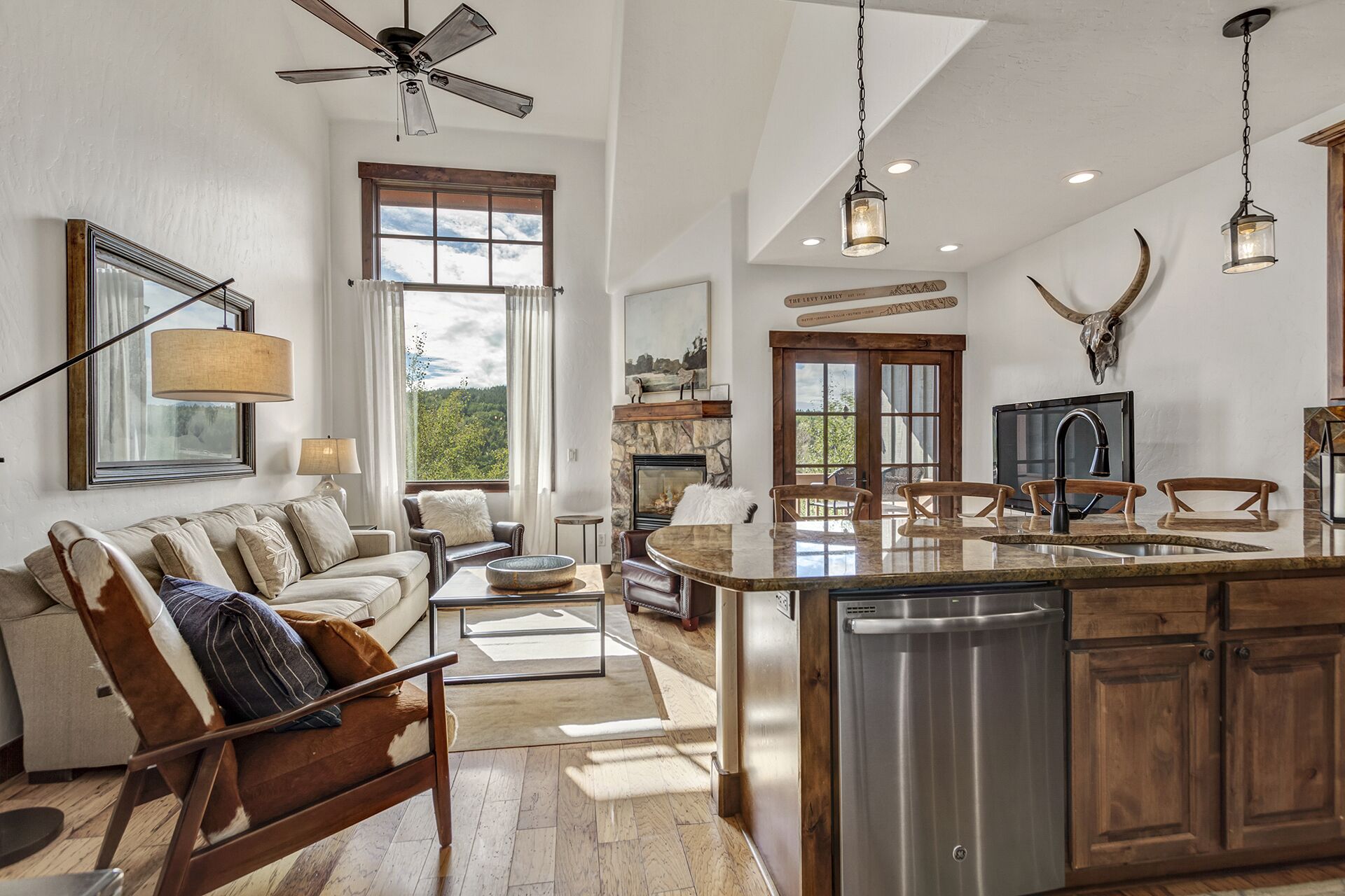 *NEW LISTING* 3 Bedroom Townhome with Private Hot Tub!