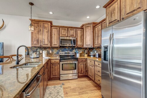 3 Bedroom Townhome with Private Hot Tub!