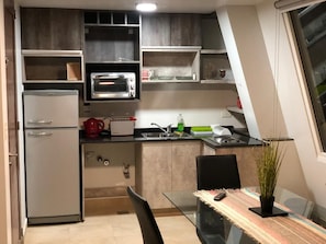 Refrigerador, microondas, horno, placa de cocina