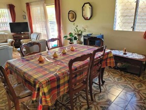 Dining - NEW Magnificent spacious villa (100 M2), quiet 9 minutes from St Pierre and the beaches (Le Morne Rouge)