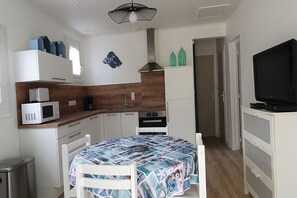 Fridge, microwave, stovetop, dishwasher - 200m from the sea: house for 4 people with swimming pool and garden (Saint-Pierre-d'Oléron)