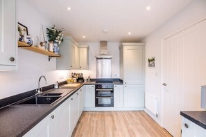 Fridge, microwave, oven, stovetop - Martlet Cottage, Aldeburgh (Aldeburgh)
