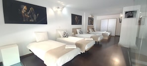 1 bedroom, bed sheets