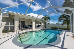 A heated pool - Heated Pool, Waterfront, Quiet, restaurants, beaches, -Villa Cape Haven- Roelens Vacations (Cape Coral)