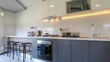 KĂŒhlschrank, Mikrowelle, Ofen, Herdplatte