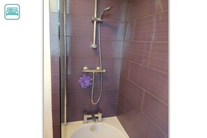 Ensemble baignoire-douche, séchoir à cheveux, serviettes fournies