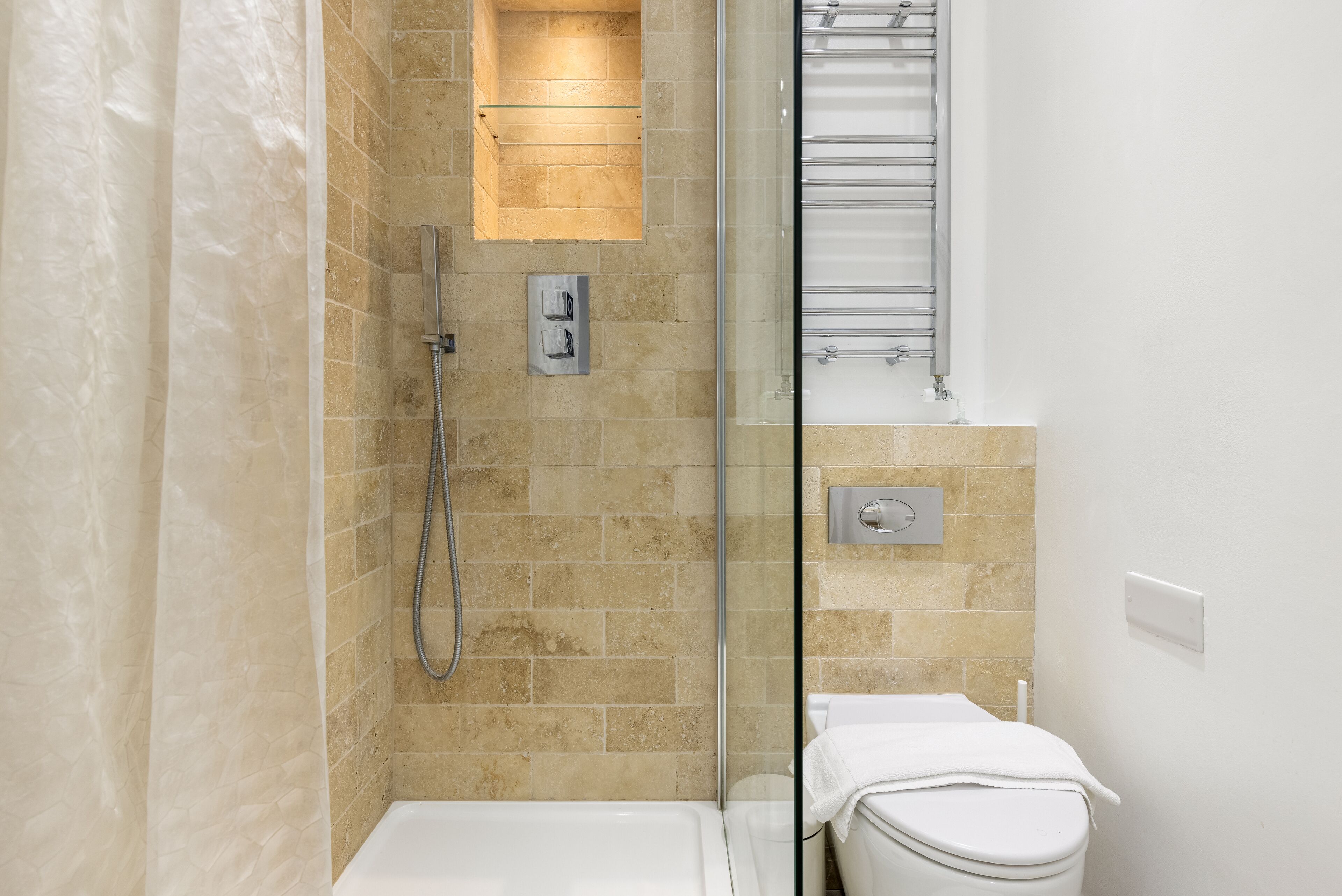 Apartment | Bathroom | Combined shower/bathtub, free toiletries, hair dryer, towels