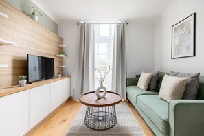 Appartamento | Area soggiorno | TV a schermo piatto 32 pollici con canali via cavo, TV