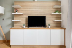 Appartamento | Area soggiorno | TV a schermo piatto 32 pollici con canali via cavo, TV