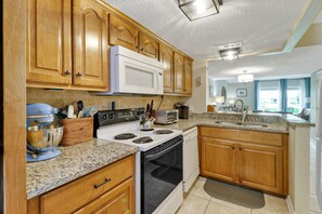 Frigorifero, microonde, forno, piano cottura