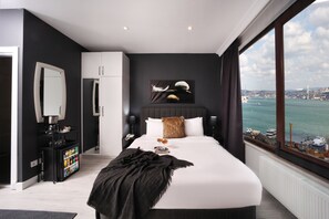 Panoramic Room With Jacuzzi and Bosphorus View | 迷你吧、免費 Wi-Fi、床單