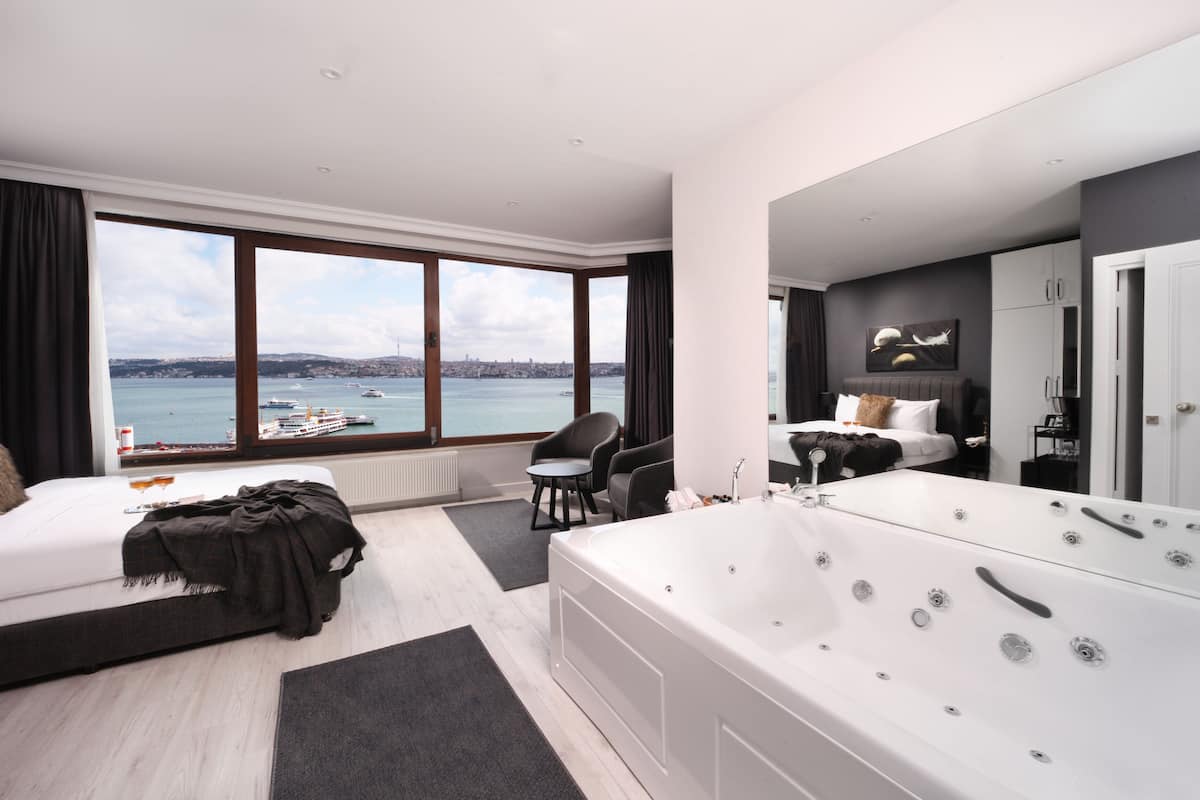 Panoramic Room With Jacuzzi and Bosphorus View | Minibar, WiFi (free), bed sheets