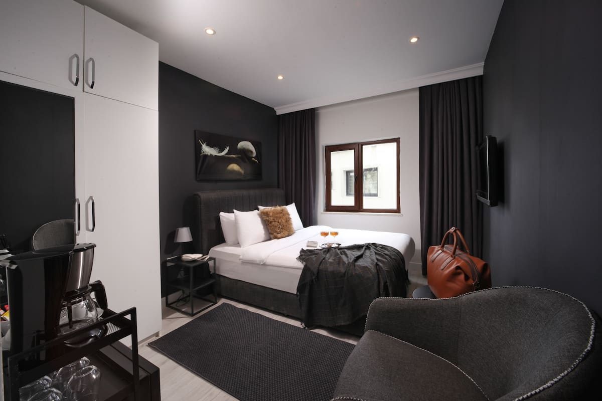 Minibar, WiFi (free), bed sheets