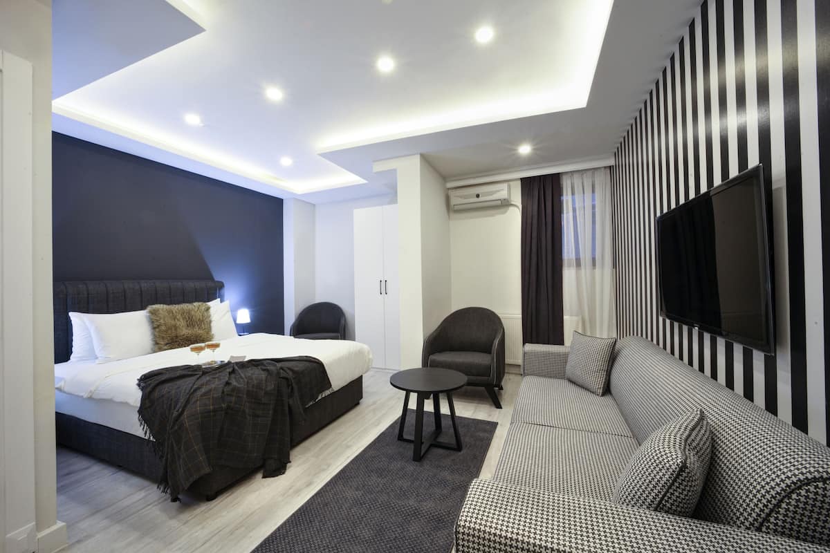 Economic Double Room | Minibar, WiFi (free), bed sheets