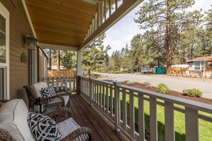 Property grounds - Cheerful and Cozy Home 10 minutes from Downtown Bend…super close to the Old Mill (Bend)