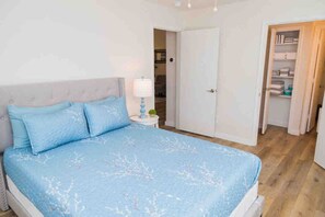 2 habitaciones, escritorio y tabla de planchar con plancha 