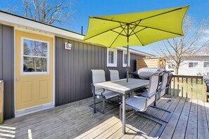 Outdoor dining - Cozy Beach Cottage with Sauna & Spacious Backyard just 5mins from the Beach (Port Rowan)