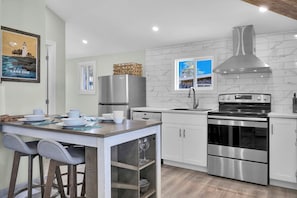Fridge, microwave, oven, stovetop - Cozy Beach Cottage with Sauna & Spacious Backyard just 5mins from the Beach (Port Rowan)