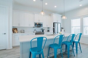 Een koelkast, een microgolfoven, een oven, een kookplaat