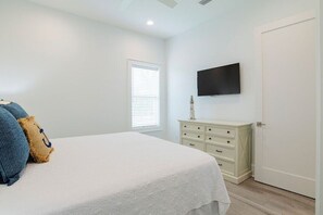 4 bedrooms, iron/ironing board, free WiFi, bed sheets