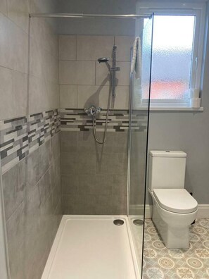 House | Bathroom | Shower, hair dryer, towels, soap - So-fresh So-clean Beautiful 3-bed House n Belfast (Belfast)
