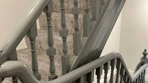 Una escalera con barandilla y balaustres.