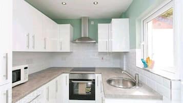 House | Private kitchen | Fridge, microwave, oven, stovetop