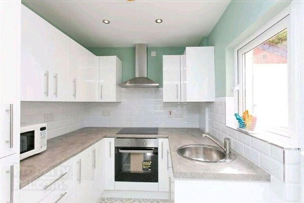 House, Multiple Beds | Private kitchen | Fridge, microwave, oven, stovetop