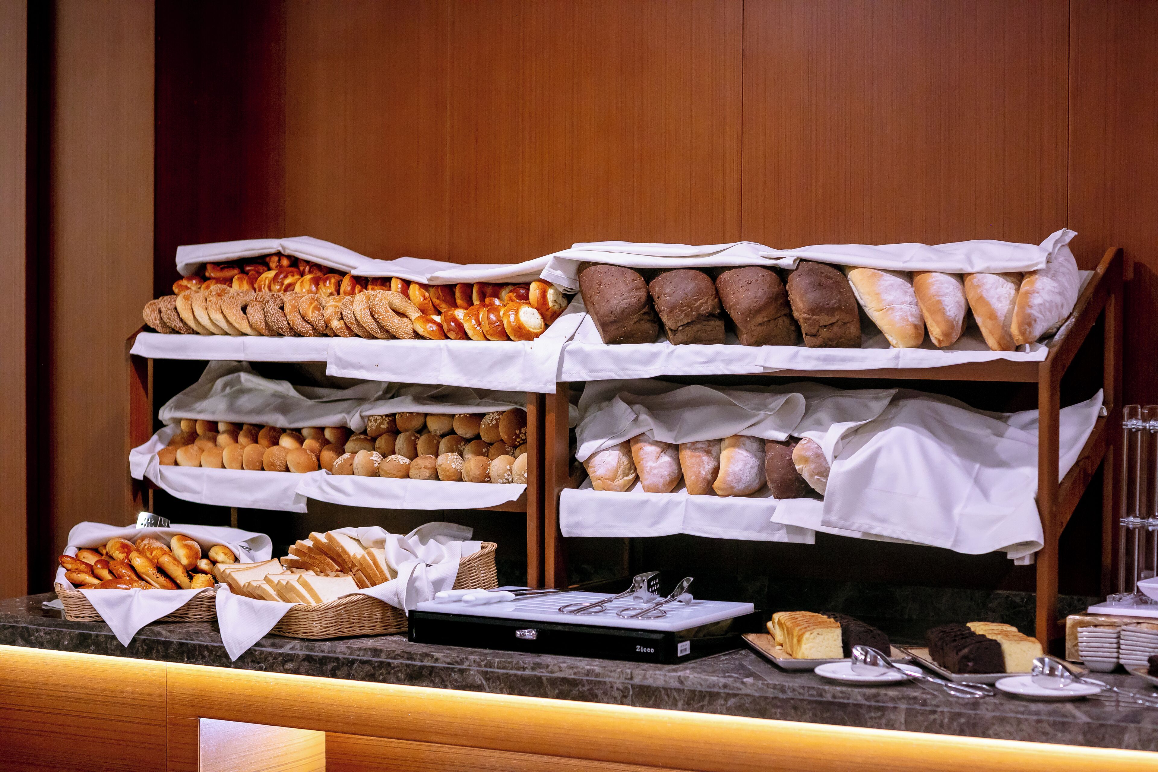 每日供应自助式早餐（每人 AZN 25）