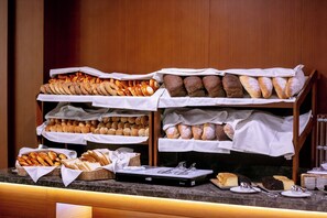 Se ofrece un desayuno bufé todos los días (25 AZN por persona)