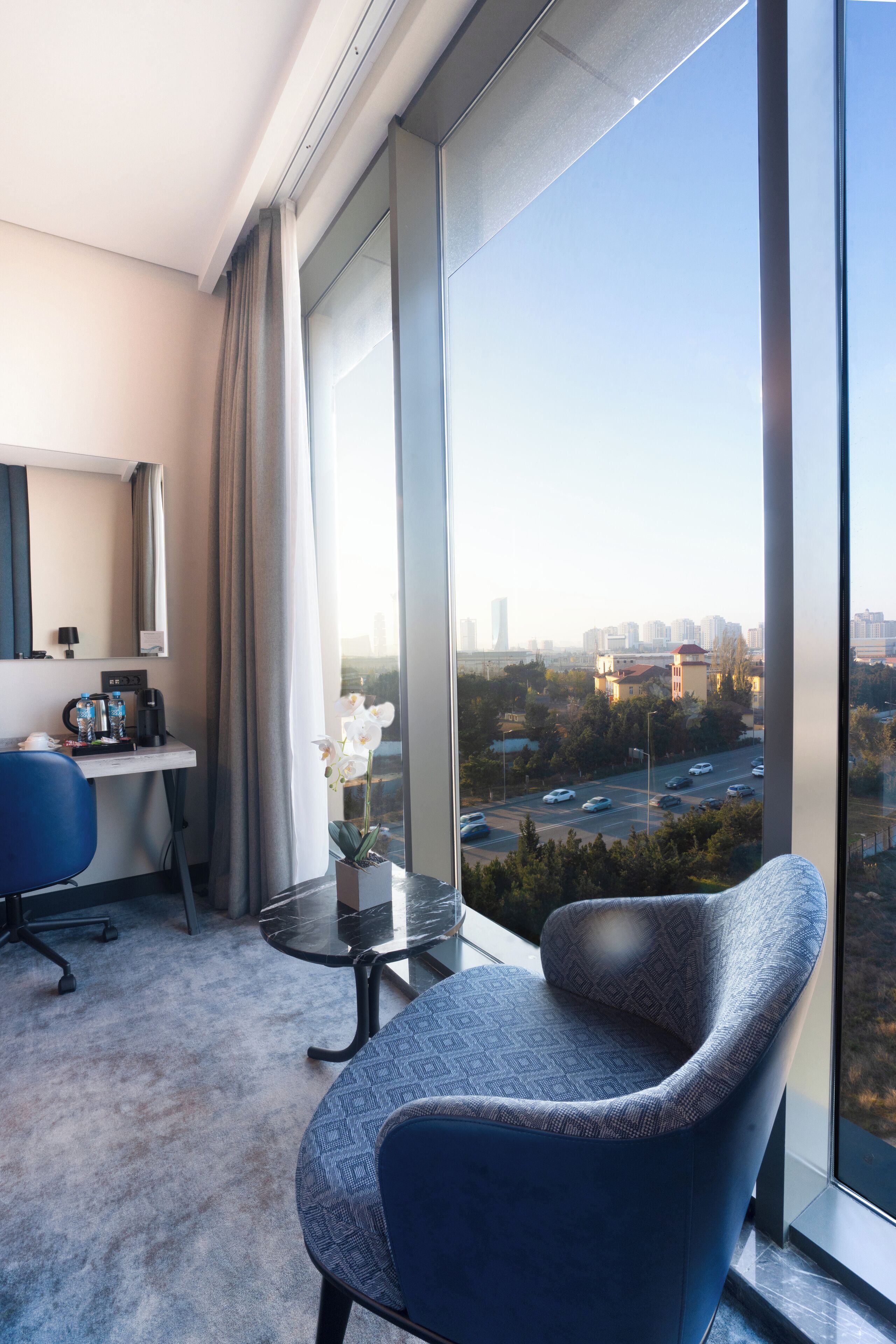 Minibar, safe på rommet, skrivebord og skrivebord for bærbar PC