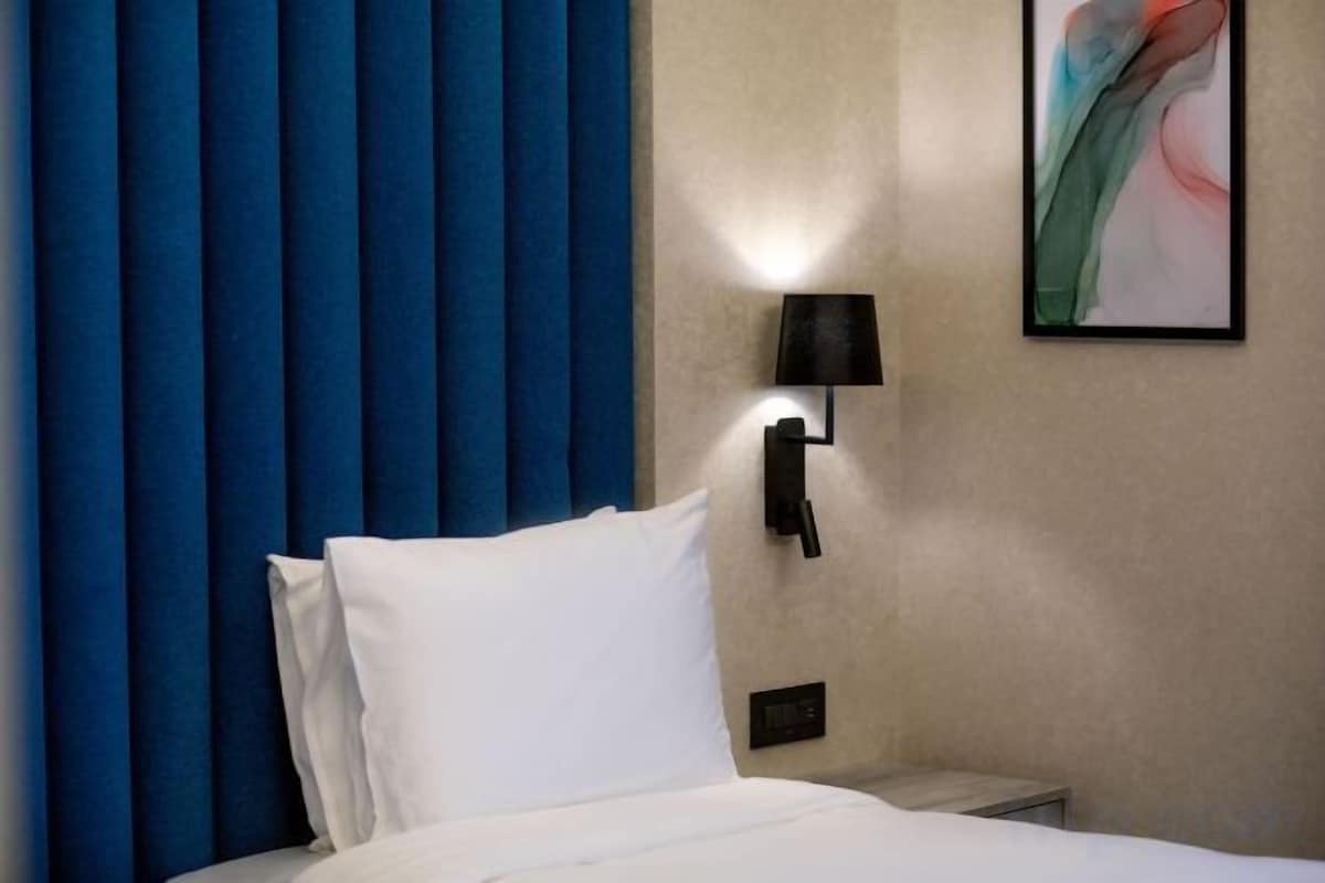 Hypo-allergenic bedding, minibar, in-room safe, desk