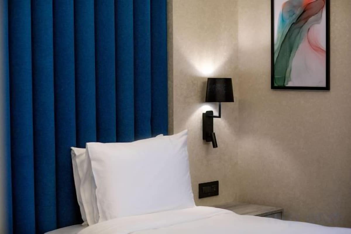Hypo-allergenic bedding, minibar, in-room safe, desk