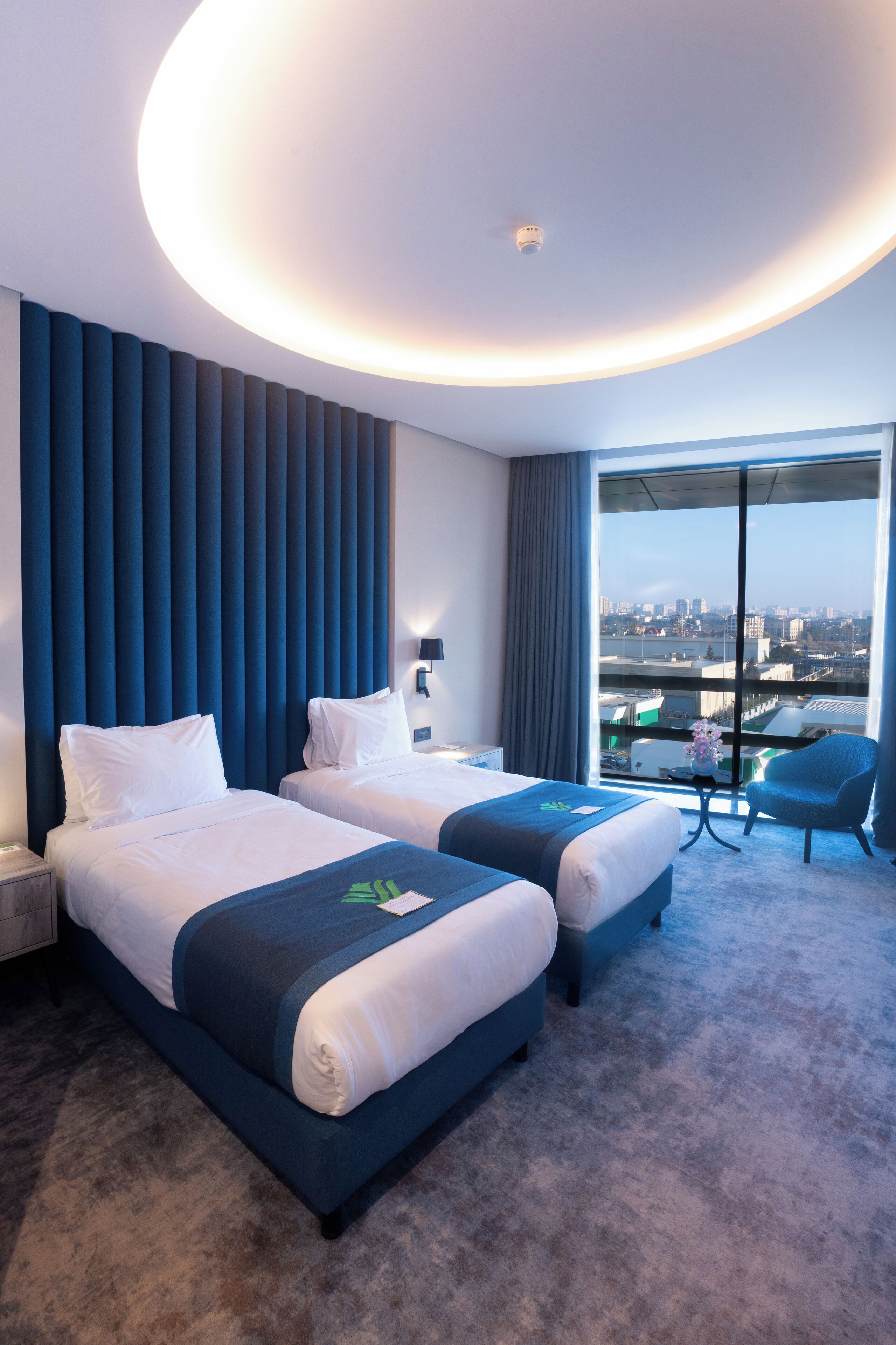 迷你吧、客房内保险箱、办公桌、笔记本电脑工作区