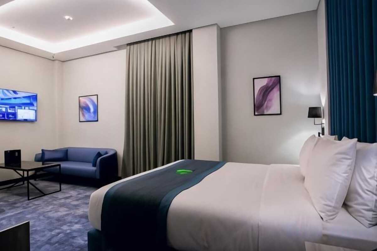 Hypo-allergenic bedding, minibar, in-room safe, desk