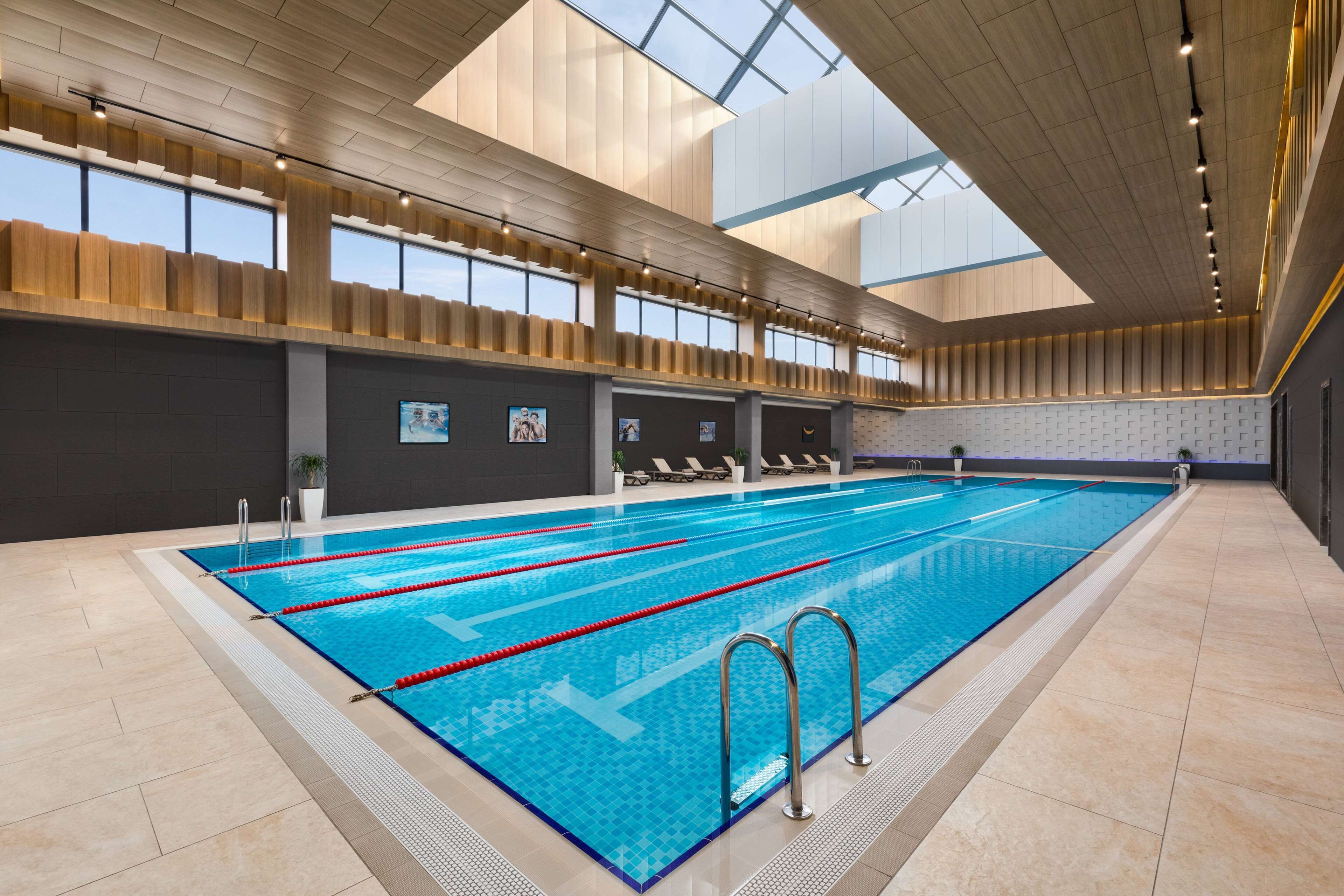 Piscina interna, funciona das 7h às 22h, espreguiçadeiras