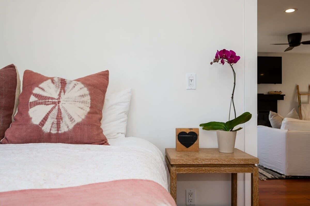 3 bedrooms, desk, WiFi, bed sheets