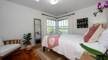 3 bedrooms, desk, WiFi, bed sheets