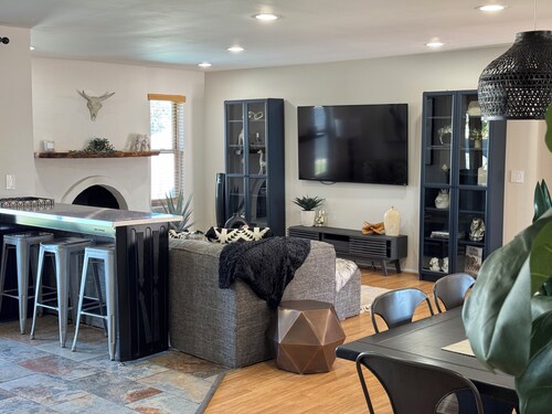 Cubs Stadium in backyard/Heated Pool /Dog Friendly