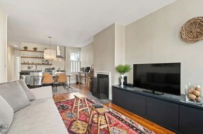 Smart TV, fireplace - NO NEED TO LOOK ANY FURTHER! (Washington)