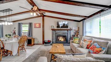 Een smart-tv, een open haard en boeken