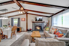 Een smart-tv, een open haard en boeken