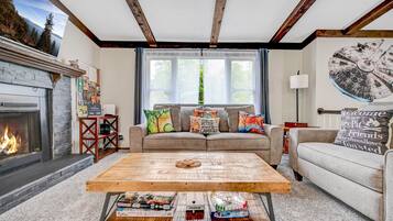 Een smart-tv, een open haard en boeken