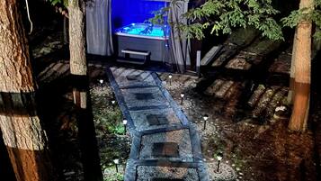 Outdoor spa tub
