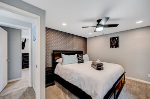 3 slaapkamers, een bureau, een strijkplank/strijkijzer, reisbedje